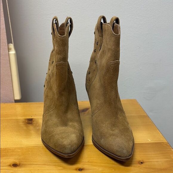 Limelight Tan Ankle Booties with 3” Stacked Heel - Women’s Size 6 Heeled Boots - Picture 10 of 12